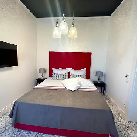 Regina Bed&wine 호텔 *